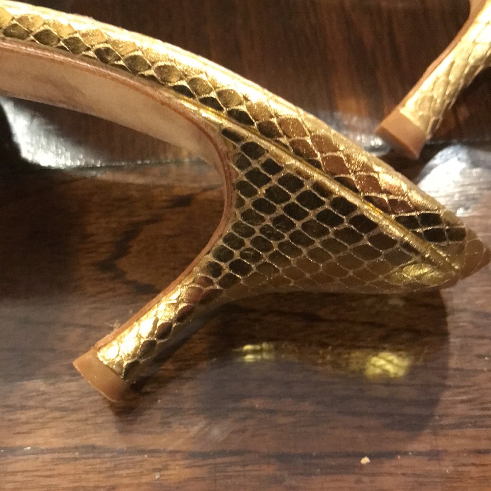 ANNE KLEIN GOLD LEATHER SANDALS AND GOLD BAG - Picture 13 of 15